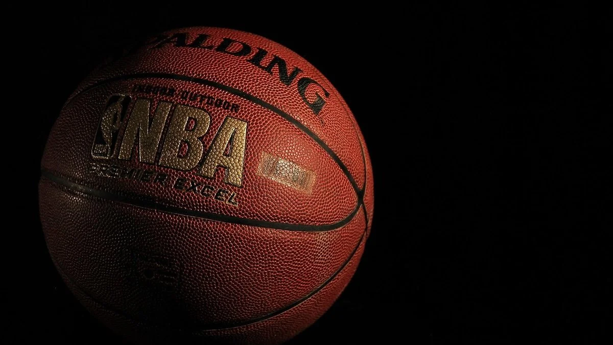 NBA休赛期争议升温：10队动向左右联盟舆论